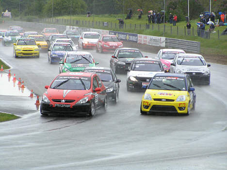 Anders Christensen i front i Advan Cup feltet i starten på andet løb ved Special Saloon Car Festivalen.